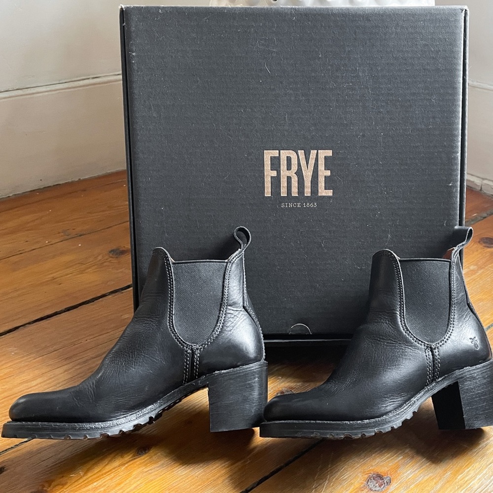 Like New Frye Sabrina Chelsea Boots